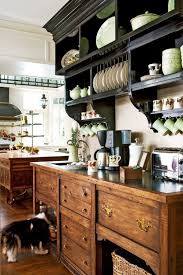 A Traditional English Cottage Style Kitchen Oh How I Want That Built In Plate Rack Traditional Kitchen Design Country Kitchen