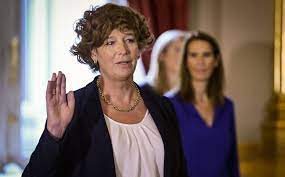 De wereldwijde productie van coronavaccins moet dringend naar omhoog. Petra De Sutter Wird Belgiens Erste Trans Ministerin