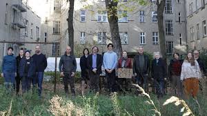 Seit ihrer gründung 1993 hat sie 25 häuser mit rund 830 wohneinheiten erworben oder neu gebaut. Genossenschaft Grunden Um Wohnung Zu Kaufen Wie Eine Mietergemeinschaft Sich Gegen Den Ausverkauf Ihres Hauses Stellt