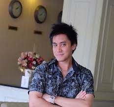 Kevin aprilio pun kini telah berhasil menjadi pemusik sekaligus berbisnis sistem aplikasi entertainment. 10 Potret Kevin Aprilio Tampil Dengan Rambut Pendek