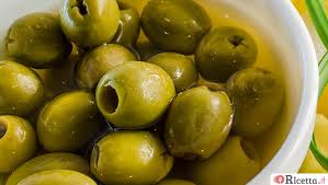Scolate le olive, mettetele nei barattoli di vetro e copritele interamente con la salamoia. Come Conservare Le Olive Ricetta It