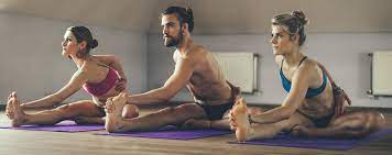 Hot yoga refers to any yoga performed in a hot environment, to replicate the weather conditions of the the most popular form of hot yoga is bikram yoga with its notable 26 postures practised in 90. Hot Yoga Warum Du S Probieren Solltest Aktiv Blog