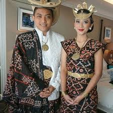 Di antara banyaknya suku asli ntt, merujuk pada wikipedia, jumlah terbesar adalah suku atoni atau dawan. Pakaian Adat Tradisional Ntt