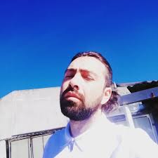 Sintiendo la frescura del día mientras el mundo 🌍 explota!