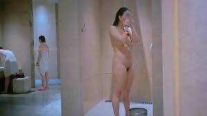 澡堂子内部员工偷拍更衣室忽然来了一群美女脱光了去洗澡