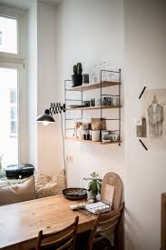 pin von marcela jandova auf w o h n e n wandregal holz skandinavische stuhle haus kuchen