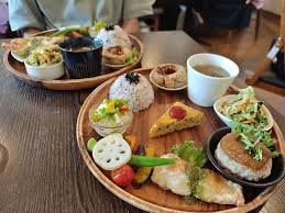 【ウプス・ア・デイジー(oops a daisy)／富山市】隠れ家カフェでランチ。メインやスイーツが２種類選べてお得な気分 | ツタエル富山