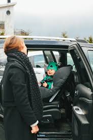 Achtung Kinder Auf Der Fahrbahn Unfallrisiken Durch Gute Wartung Und Richtige Bereifung Senken Auto Motorrad Roller Oldtime Kfz Versicherung Unfall Kfz
