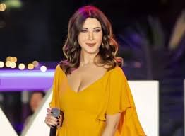 خرج زوج الفنانة نانسي عجرم، فادي الهاشم عن صمته لأول مرة بعد قتله الشاب السوري محمد الموسى رميا بالرصاص داخل فيلا العائلة وجاء نشر هذا الاقتباس الذي رمى من ورائه الهاشم لتعزيز روايته عن كيفية وأسباب قتله الضحية، في وقت لا تزال فيه ملابسات قضية. Ù†Ø§Ù†Ø³ÙŠ Ø¹Ø¬Ø±Ù… ØªØ´Ø¹ Ø¬Ù…Ø§Ù„Ø§ ÙˆØ£Ù†Ø§Ù‚Ø© Ø¨Ø§Ù„Ø£ØµÙØ± ÙÙŠ Ø­ÙÙ„ Ø¨Ø¯Ø¨ÙŠ ØµÙˆØ± Ø¬ÙØ±Ø§ Ù†ÙŠÙˆØ²