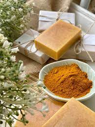 🍃Jabón Artesanal de Cúrcuma 🌿 100% Natural, contiene gran cantidad de  nutrientes, piel fresca y humectada. Promueve la producción de colágeno,  contiene propiedades antiinflamatorias y antibacterianas también ayuda a  combatir la psoriasis,