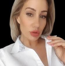 Kelly Redfern's Instagram, Twitter & Facebook