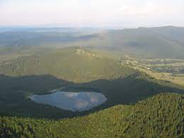Poteca este bine delimitata, porneste din centrul orasului baile tusnad, urca pe langa izvoarele apor si mikes si apoi se. Lacul Sfanta Ana Harghita Obiective Turistice Harta Romaniei