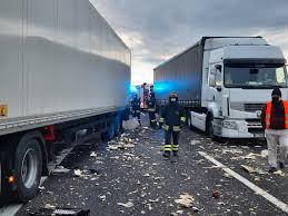 Le due vittime dell'incidente stradale sull'a1, nel territorio. Incidente Tra Camion A1 Chiusa E Lunghe Code Tra Reggio E Parma Foto Reggionline Telereggio Ultime Notizie Reggio Emilia