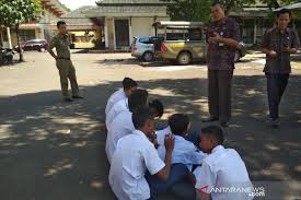 Sampai hari ini, lebih dari 1.400 warga positif terpapar virus tersebut. Antisipasi Pelajar Bolos Satpol Pp Jepara Tingkatkan Patroli Antara Jateng