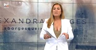 Join to listen to great radio shows, dj mix sets and podcasts. Jornalista Alexandra Borges Rouba Atencoes Com Decote Ousado Boas Pt Celebridades E Famosas Portuguesas
