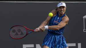 Hráčky si vyměňovaly míčky od základních čar, poté se obě sešly u sítě, ale smitková se dopustila nepřesného voleje. Angelique Kerber Gewinnt Das Wta Turnier In Bad Homburg Gegen Katerina Siniakova Eurosport