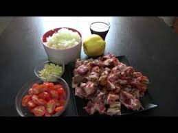 600 g pastramă de oaie 3 gutui zeama de la 1 lămâie mare 375 ml vin spumos sec 3 linguri miere mod de preparare: Pin On Ceaun