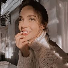 Leandra Castillo's Instagram, Twitter & Facebook