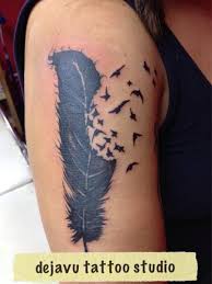 Feather tattoos however are mostly preferred by women. Tatuagem Braco Pena Passaros Por Dejavu Tattoo Studio