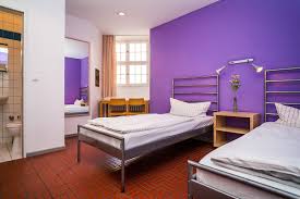 Fragt sich nur noch, wer in den beiden bequemen etagenbetten oben und wer unten schläft. Amstel House Hostel Berlin In Berlin Bei Gruppenunterkunfte