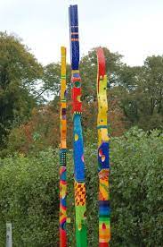 gartenkunst skulpturen marburg totems de jardin batons peints l art exterieur