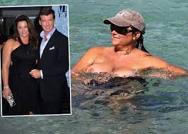 Nach zehn gemeinsamen jahren gehen sie ab. Pierce Brosnan Seine Frau Keely Shaye Badet Oben Ohne Auf Hawaii