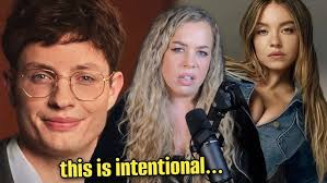 Caroline dando PRESENTES