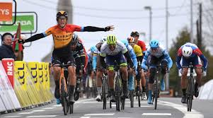 Daniel felipe martínez is the winner of critérium du dauphiné 2020, before thibaut pinot and guillaume martin. Le Peloton Du Criterium Du Dauphine A Aussi Du Se Battre Contre La Grele
