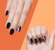 Feminidad y glamour en las uñas con flores. Formacion Diseno De Una Con Efecto Humo