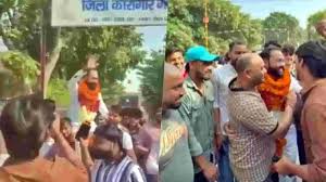 అత్యాచారం కేసు నిందితుడికి ఘన స్వాగతం.. వైరల్ వీడియో.. | Ghaziabad Case  Accused Sushil Prajapati Bail Viral Video Social Media Outrage suri