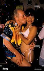 La différence d'âge vieux touriste étranger de sexe masculin avec jeune  fille de bar thaïlandais assez adolescent. Thaïlande Pattaya années 1990  HOMER SYKES Photo Stock - Alamy