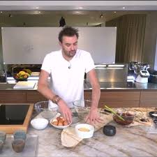 Découvrez l'univers sucré de cyril lignac et benoît couvrand à travers la boutique en ligne. Cyril Lignac En Couple J Ai Une Fiancee Femme Actuelle Le Mag