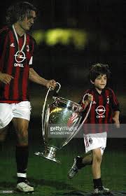 Ac Milan Captain Paolo Maldini And His Son Crhistian R Carry The Champions League Cup Won In The Final Match Against Juvent Squadra Di Calcio Calcio Squadra