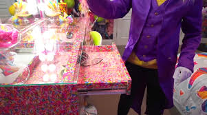 The dance moms alum's home boasts a candy counter, a personal merchandise warehouse and ample outdoor play space. Jojo Siwa S Bedroom In Her New House Is Filled With 4 000 Pounds Of Candy