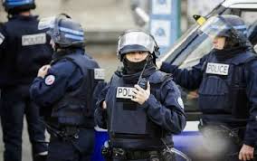 وتتعامل قوات الأمن الفرنسية، الخميس حاليا مع حادث هجوم بسكين في مدينة نيس، في حدث وصفه عمدة المدينة، كريستيان استروسي، بالهجوم الإرهابي. Ø§Ù„Ù†ÙŠØ§Ø¨Ø© Ø§Ù„Ø¹Ø§Ù…Ø© Ù„Ù…ÙƒØ§ÙØ­Ø© Ø§Ù„Ø¥Ø±Ù‡Ø§Ø¨ ÙÙŠ ÙØ±Ù†Ø³Ø§ ØªØ­Ù‚Ù‚ ÙÙŠ Ø¬Ø±ÙŠÙ…Ø© Ù‚Ø·Ø¹ Ø±Ø£Ø³ Ø£Ø³ØªØ§Ø° ØªØ§Ø±ÙŠØ® Ø¹Ø±Ø¶ Ù…Ø¤Ø®Ø±Ø§ Ø±Ø³ÙˆÙ…Ø§ ÙƒØ§Ø±ÙŠÙƒØ§ØªÙˆØ±ÙŠØ© Ù„Ù„Ù†Ø¨ÙŠ Ù…Ø­Ù…Ø¯ ÙÙŠ Ø­ØµØ© Ø¯Ø±Ø§Ø³ÙŠØ© ÙˆÙ…Ø§ÙƒØ±ÙˆÙ† ÙŠØ²ÙˆØ± Ù…ÙˆÙ‚Ø¹ Ø§Ù„Ø­Ø§Ø¯Ø« ÙˆÙŠØ¹ØªØ± Ø¨Ø£Ù† Ø§Ù„Ù…Ø¯Ø± Ø³ Ø¶Ø­ÙŠØ© Ù‡Ø¬ÙˆÙ… Ø¥Ø±Ù‡Ø§Ø¨ÙŠ
