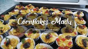 Hancurkan sedikit cornflakes madu yang dah siap dimasak supaya mudah nak masuk ke dalam bekas tips hasilkan cornflakes madu rangup dan tak melekat kat cup: Resepi Cornflakes Madu Kuih Raya Mudah