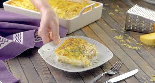 Ungete con l'olio rimasto una teglia da forno, adagiate la carne al centro e disponete intorno le verdure a mondate e tagliate grossolanamente. Delizioso Sformato Con 12 Crespelle Prosciutto E Formaggio