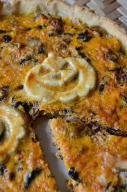 Tarte Aux Champignons Au Potiron Et Au Comte Pour Halloween Recette Potiron Plat Vegetarien Cuisine Vegetarienne