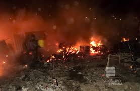 31 de agosto de 2007. Incendio Consume Casas De 32 Familias Damnificadas Por Terremoto De Pisco Peru Correo