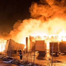 Der verletzte mann wurde den angaben der feuerwehr zufolge aus den. Hamburg Lagerhalle Mit Kartons Und Gabelstaplern Brennt Stern De