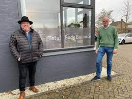„ik ben haar letterlijk afgevallen, roept shirma dansend, terwijl ze naar een dame naast haar wijst die 57 kilo weegt. Peter Gillis Deze Week Nog Bij Dick Geweest Blijft Toch Een Hele Strijd Dat Afvallen Gelukkig Blijft Dick Positief Bij Mij Moet De Knop Nog Om En Zijn Er Nog Te