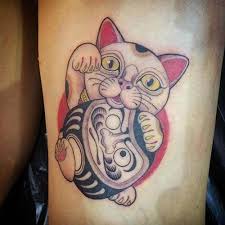 Mèo thần tài vốn có nguồn gốc từ nhật bản với tên gọi maneki neko với rất nhiều truyền thuyết khác nhau về sự ra đời của mèo thần tài vẫy tay. 50 Hinh XÄƒm Meo Tháº§n Tai Va Daruma Ä'áº¹p Giáº£i Thich Y NghÄ©a