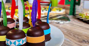 Anschließend die schokoladenkuvertüre schmelzen und den kuchen damit überziehen. Diy Indianer Kindergeburtstag Uber 50 Ideen Und Bastelvorlagen Frecher Fratz