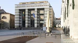 Le giornate della primavera del 2001,alcuni mesi prima di genova, al vertice internazionale di napoli,con contestazioni,,iniziative e quant'altro,sotto l'egida del governo di centrosinistra di prodi. Ovw9qwa5yiog5m