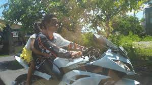 Gambar seorang cewek berjilbab membonceng cowok (mungkin kekasihnya) naik ninja 250 karbu. Mirip Sinetron Bocah Sd Cowok Cewek Pelukan Naik Motor Ninja Lifestyle Fimela Com
