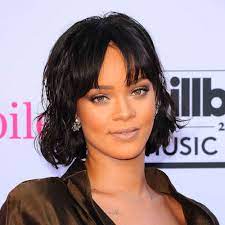 Regardez en ligne pour trouver des photos de célébrités avec des cheveux courts pour voir comment elles se coiffent. La Frange Rideau De Rihanna Coupe De Cheveux Retro Carre Court Frange Carre Court Frange Droite
