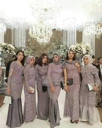 Contoh model baju bridesmaid feminim simpel elegant modern seperti apa model desain baju bridesmaid ini silahkan simak terus artikel ini hingga tuntas contoh model baju bridesmaid terbaru 2019 1 baju bridesmaid dibawah ini memiliki konsep feminim modern yang mana kebaya bridesmaid ini digunakan ketika saat itu seorang artis cantik indonesia. 30 Model Kebaya Bridesmaid Hijab Inspirasi Modern Contoh