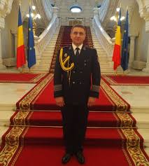De commissaris heeft zich volgens het om ook laten omkopen met buitenlandse reisjes. Un Comisar Sef De Politie Din Timisoara Avansat La Gradul De Chestor