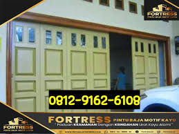 Salah satu model pintu garasi depan rumah yang bisa kalian pesan dengan desain yang modern garasi mobil depan rumah pintu kayu 29. Model Desain Garasi Mobil Cek Bahan Bangunan