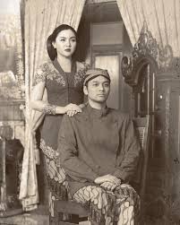 Biasanya, prewedding identik dengan adegan romantis dan biasanya pasangan dituntut untuk saling berdekatan dan beradegan mesra. Keren Konsep Prewed Jawa Klasik Gallery Pre Wedding